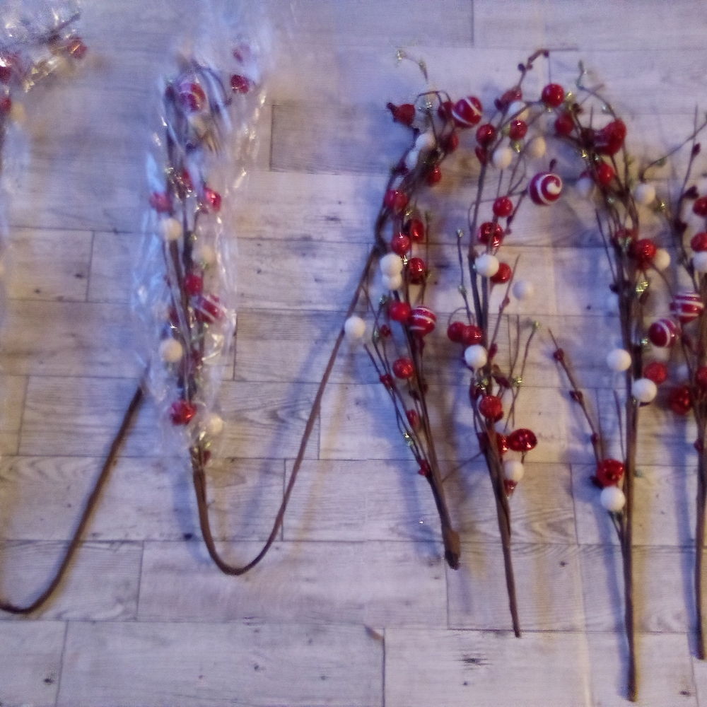 Festive Red and White Decorative Garland